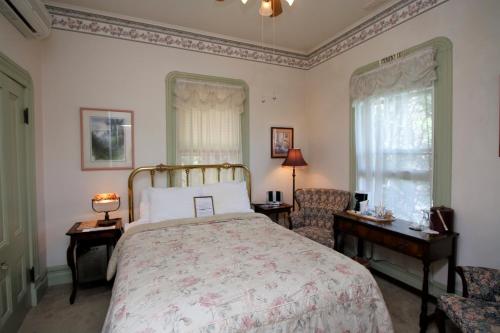 Bradford Place Inn (California) tesisinde bir odada yatak veya yataklar