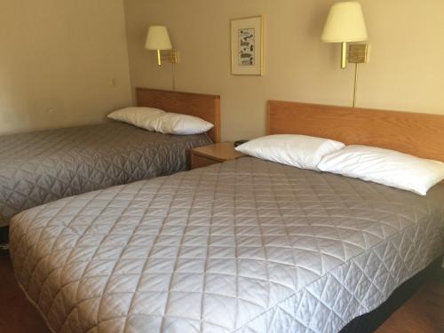 Ένα ή περισσότερα κρεβάτια σε δωμάτιο στο Coastal Inn Sackville