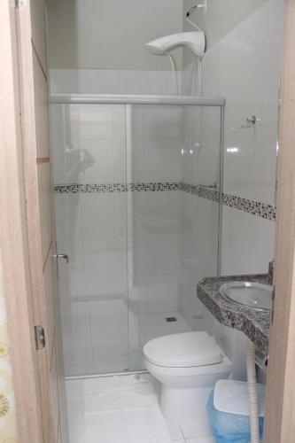 W łazience znajduje się prysznic, toaleta i umywalka. w obiekcie Hotel Acai w mieście Itaituba