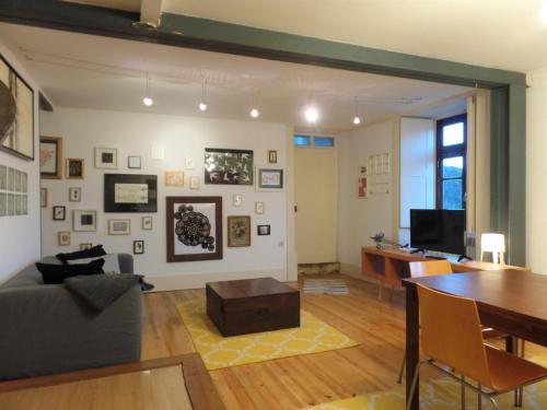 a living room with a couch and a table at Ponto de Vista - Coimbra in Coimbra