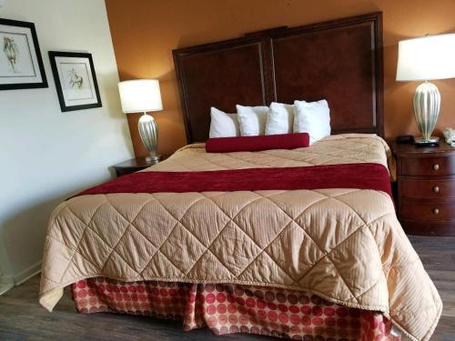 Ένα ή περισσότερα κρεβάτια σε δωμάτιο στο Royal Inn