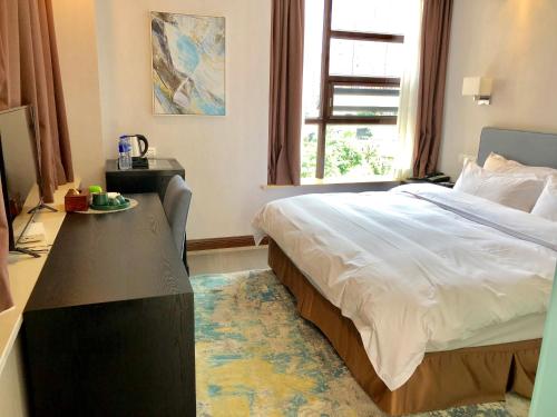 Postel nebo postele na pokoji v ubytování Emei Mountain Xileer Hotel