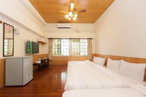 a bedroom with two beds and a ceiling at Locasu in Datong