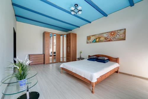 モスクワにあるBegovaya alleya Vigvam24の青い天井のベッドルーム1室(ベッド1台付)