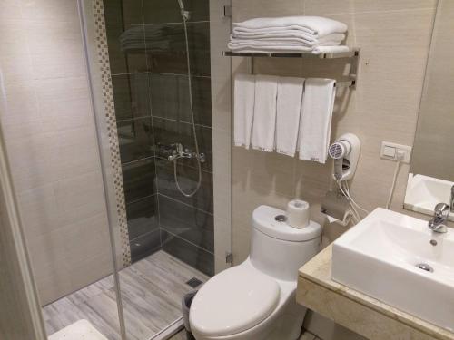 Koupelna v ubytování Maple Hotel