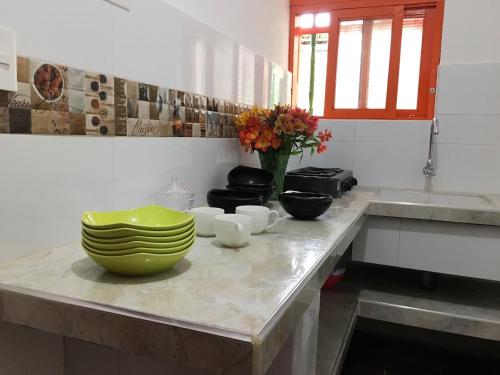 a kitchen with a green bowl and bowls on a counter at Posada Turistica Nakku in Silvia
