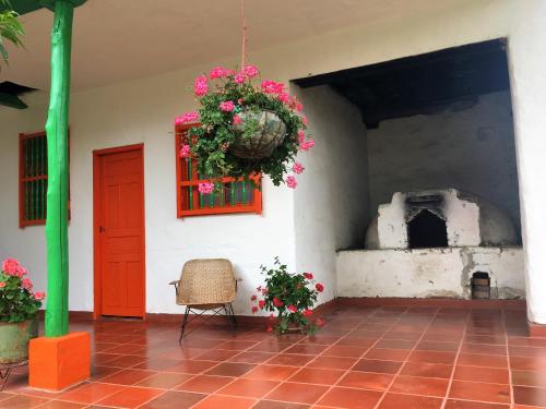 a room with a fireplace and a wreath of flowers at Posada Turistica Nakku in Silvia