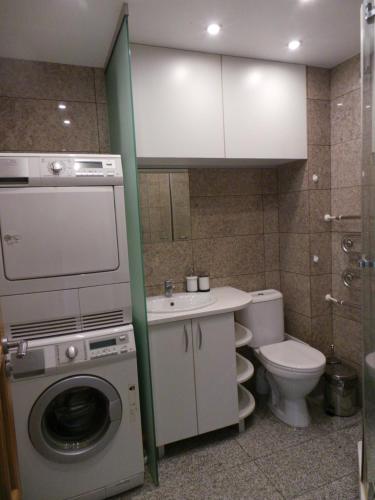 Koupelna v ubytování Cozy apartment with a wonderful lake view