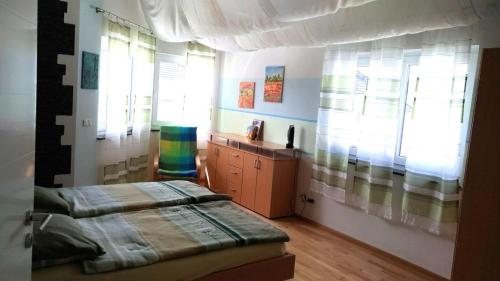 Postel nebo postele na pokoji v ubytování FeWo - bei Tati 95qm