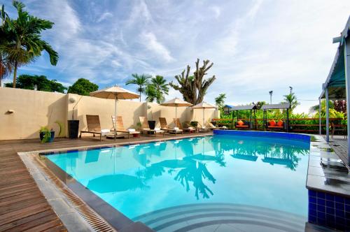 uma grande piscina com água azul em Gazelle International Hotel em Kokopo