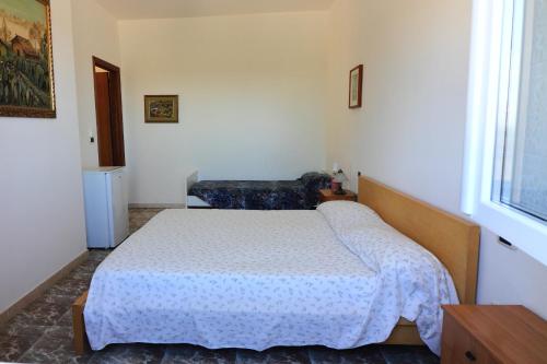 - une petite chambre avec un lit et une chaise dans l'établissement Vivi Natura Agriturismo, à Gallipoli