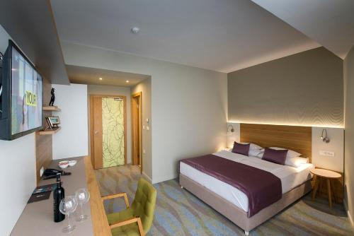 Кровать или кровати в номере Hotel Opal Exclusive Bihać