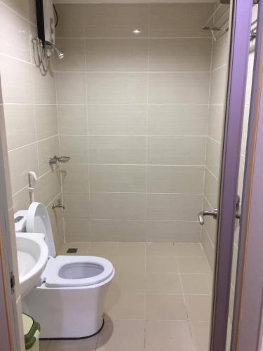 a bathroom with a toilet and a sink at Meaco Royal Hotel - Lipa in Lipa