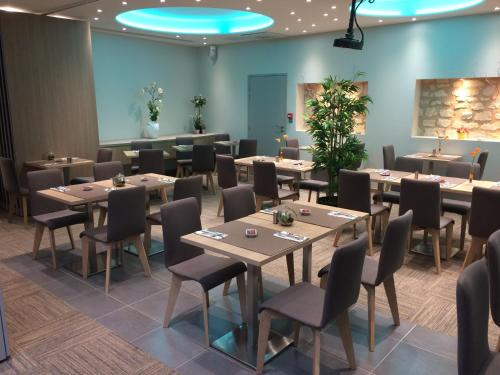 a dining room with tables and chairs at Best Western Hôtel De France in Chinon