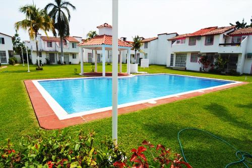 Der Swimmingpool an oder in der Nähe von HominngBird Acapulco