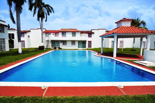 Der Swimmingpool an oder in der Nähe von HominngBird Acapulco