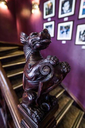 a statue of a dog sitting on top of an escalator at Mercure Nottingham City Centre Hotel in Nottingham