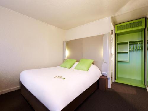 Tempat tidur dalam kamar di Campanile Montpellier Sud - A709