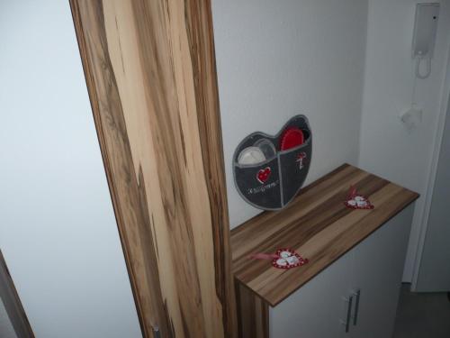 eine Holztheke mit einem Korb darüber in der Unterkunft Apartment Gosch an der Skiwiese in Braunlage