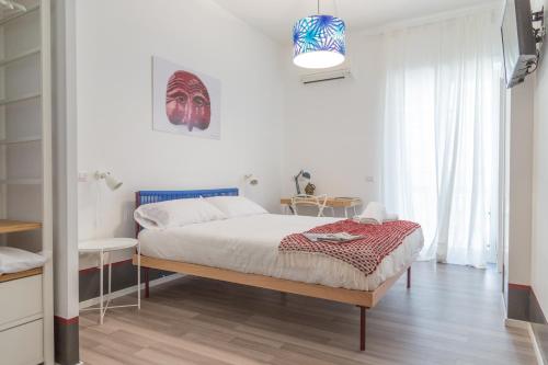 ein Schlafzimmer mit einem Bett in einem weißen Raum in der Unterkunft Nonna Pina Art Rooms in Neapel