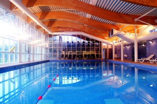 ein großer Pool in einem Gebäude in der Unterkunft Manor Of Groves Hotel in Sawbridgeworth