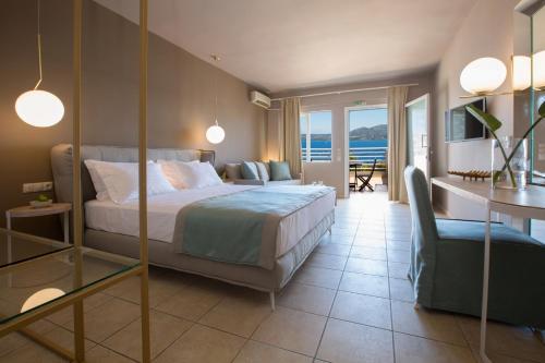 Adriatica Hotel في نِكيانا: غرفة نوم مع سرير وغرفة معيشة