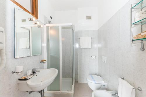 A bathroom at Zenit Hotel