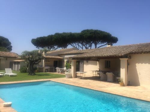 eine Villa mit einem Pool und einem Haus in der Unterkunft Villa Made in Saint-Tropez
