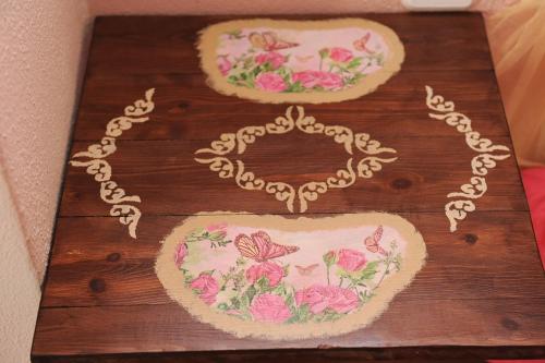 a table with three cookies with roses and butterflies at Ξενώνας Κερκινίτης in Lithótopos