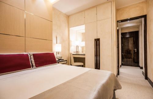 ローマにあるメゾン カンディア ラグジュアリー ハウスのベッドルーム1室(白い大型ベッド1台付)