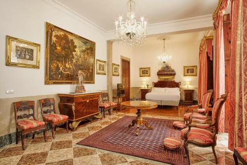 uma sala de estar cheia de mobiliário e um lustre em Casa Delmonte - Turismo de Interior em Palma de Maiorca