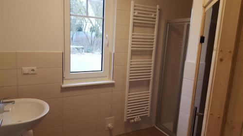 Ένα μπάνιο στο Ferienhäuser Hühnergott und Kranichnest, Sauna, Kamin und Garten
