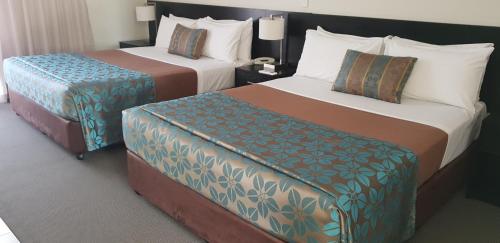 Ένα ή περισσότερα κρεβάτια σε δωμάτιο στο Royal Motel Miles