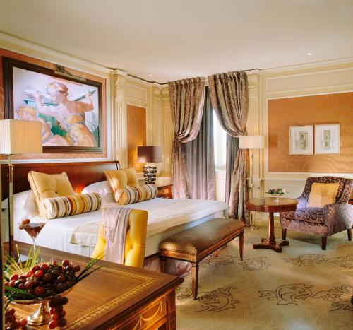 سرير أو أسرّة في غرفة في Hotel Principe Di Savoia - Dorchester Collection