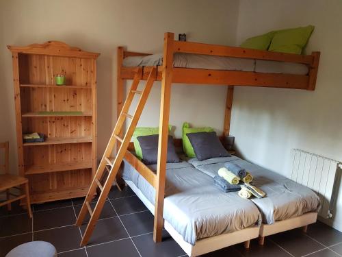 Prunelli-di-FiumorboにあるCorsica Paddockのベッドルーム1室(二段ベッド2台、はしご付)
