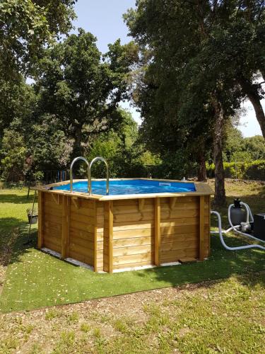 - un bain à remous en bois avec deux robinets dans l'établissement Corsica Paddock, à Prunelli-di-Fiumorbo