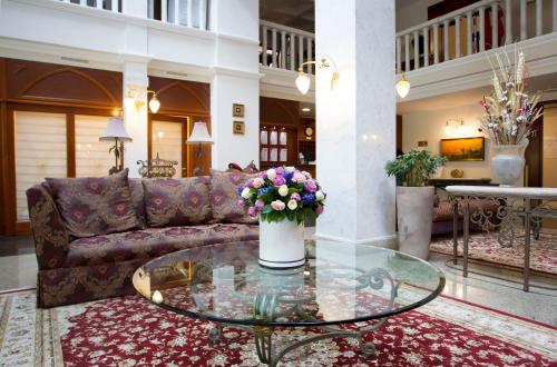 Гостиная зона в Atyrau Dastan Hotel