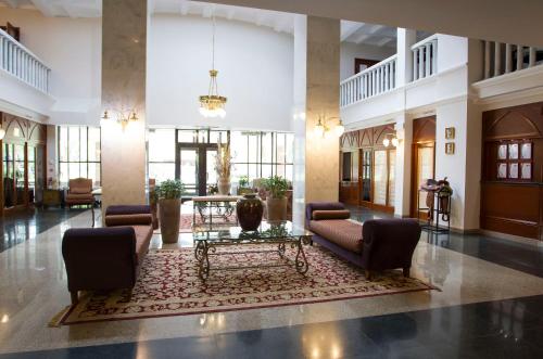 Гостиная зона в Atyrau Dastan Hotel