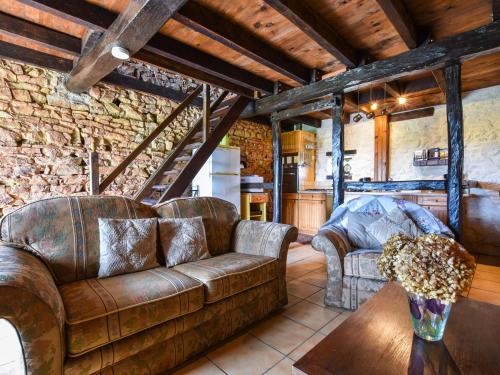 - un salon avec un canapé en cuir et une table dans l'établissement Charming typical Auvergne cottage, à Teilhet