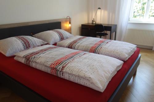 メラーノにあるHager Apartmentのベッドルームに枕付きのベッド2台が備わります。