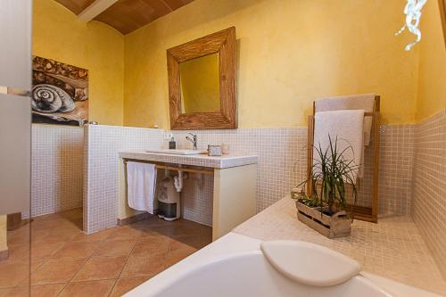 une salle de bains avec lavabo et baignoire dans l'établissement Favela, à Campos
