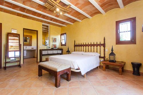 une chambre avec un grand lit et une salle de bain dans l'établissement Favela, à Campos