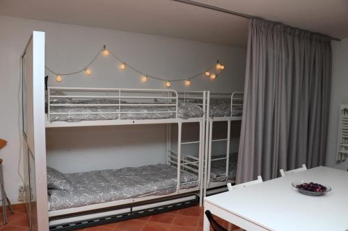 una camera da letto con letti a castello con luci e un tavolo di Casa Paz do Outeiro a Paredes de Coura