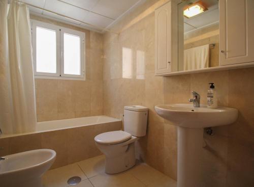 a bathroom with a toilet and a sink at Cosy Cwtch 2 in Los Alcázares