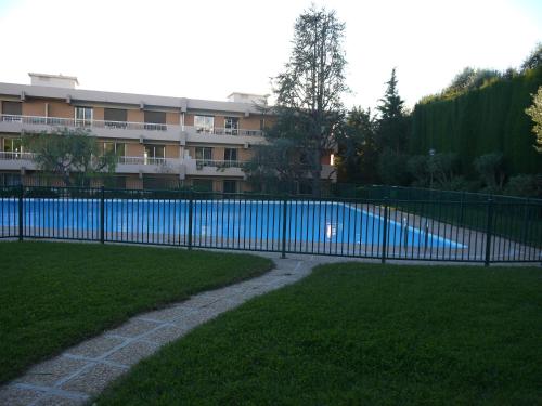 une grande piscine bleue devant un immeuble dans l'établissement Résidence Ciel de Fabron, à Nice