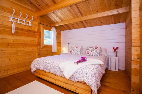 Tempat tidur dalam kamar di Wood House