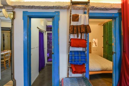 um quarto com uma escada com toalhas coloridas em Apartment Attico panoramico di Martina Franca em Martina Franca