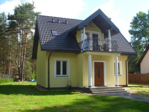 アウグストゥフにあるPełny Relaks - Sajenekの黒屋根の小黄色い家