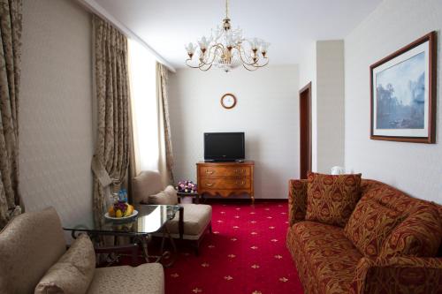 Телевизор и/или развлекательный центр в Atyrau Dastan Hotel