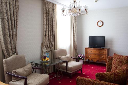Телевизор и/или развлекательный центр в Atyrau Dastan Hotel